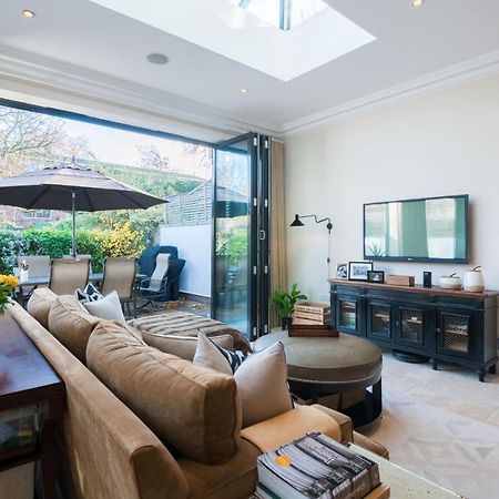 Breathtaking Putney Home With Gorgeous Garden リッチモンド エクステリア 写真