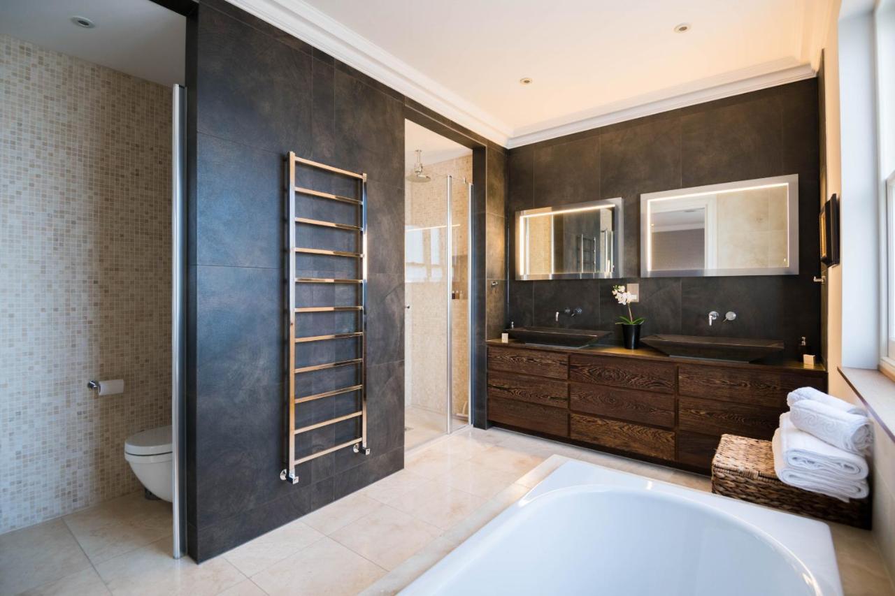 Breathtaking Putney Home With Gorgeous Garden リッチモンド エクステリア 写真