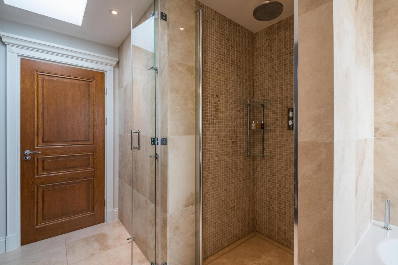 Breathtaking Putney Home With Gorgeous Garden リッチモンド エクステリア 写真