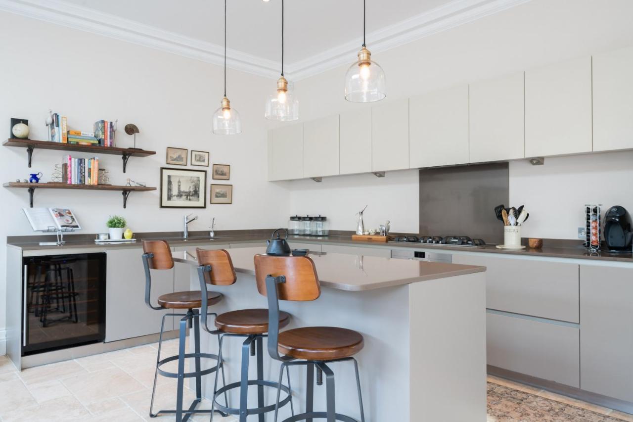 Breathtaking Putney Home With Gorgeous Garden リッチモンド エクステリア 写真