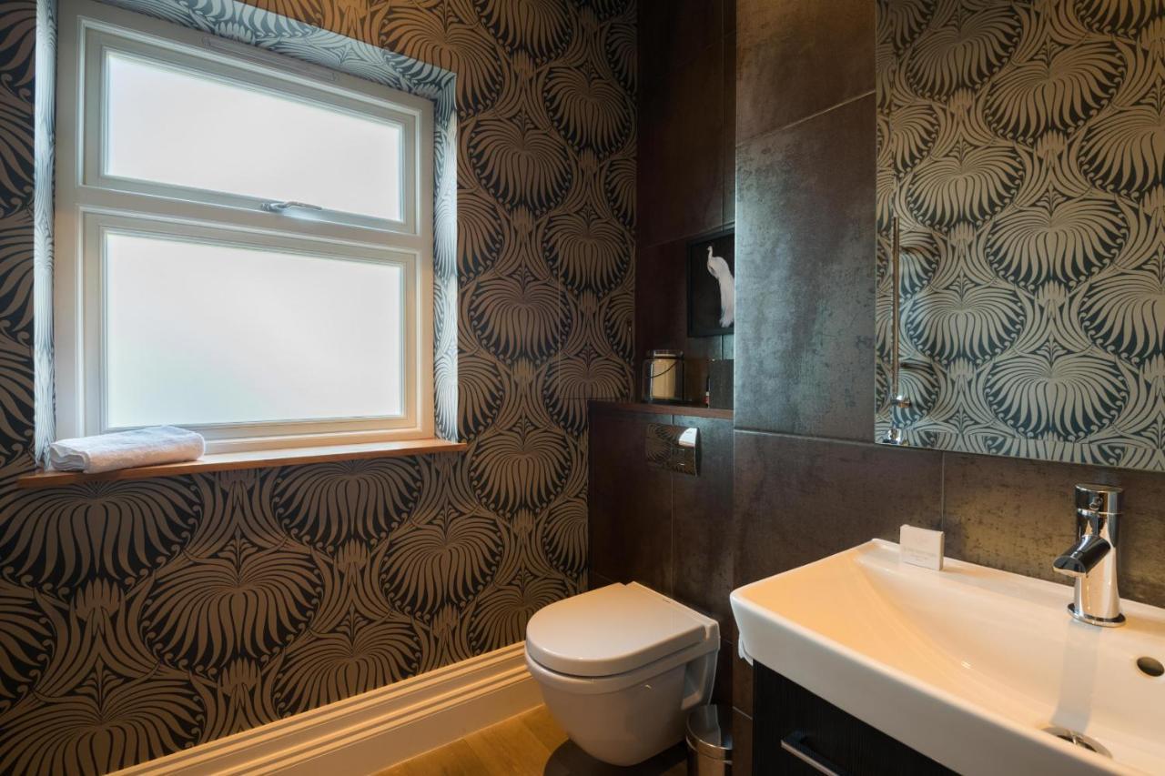 Breathtaking Putney Home With Gorgeous Garden リッチモンド エクステリア 写真