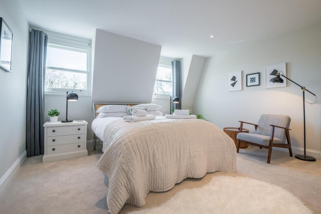 Breathtaking Putney Home With Gorgeous Garden リッチモンド エクステリア 写真