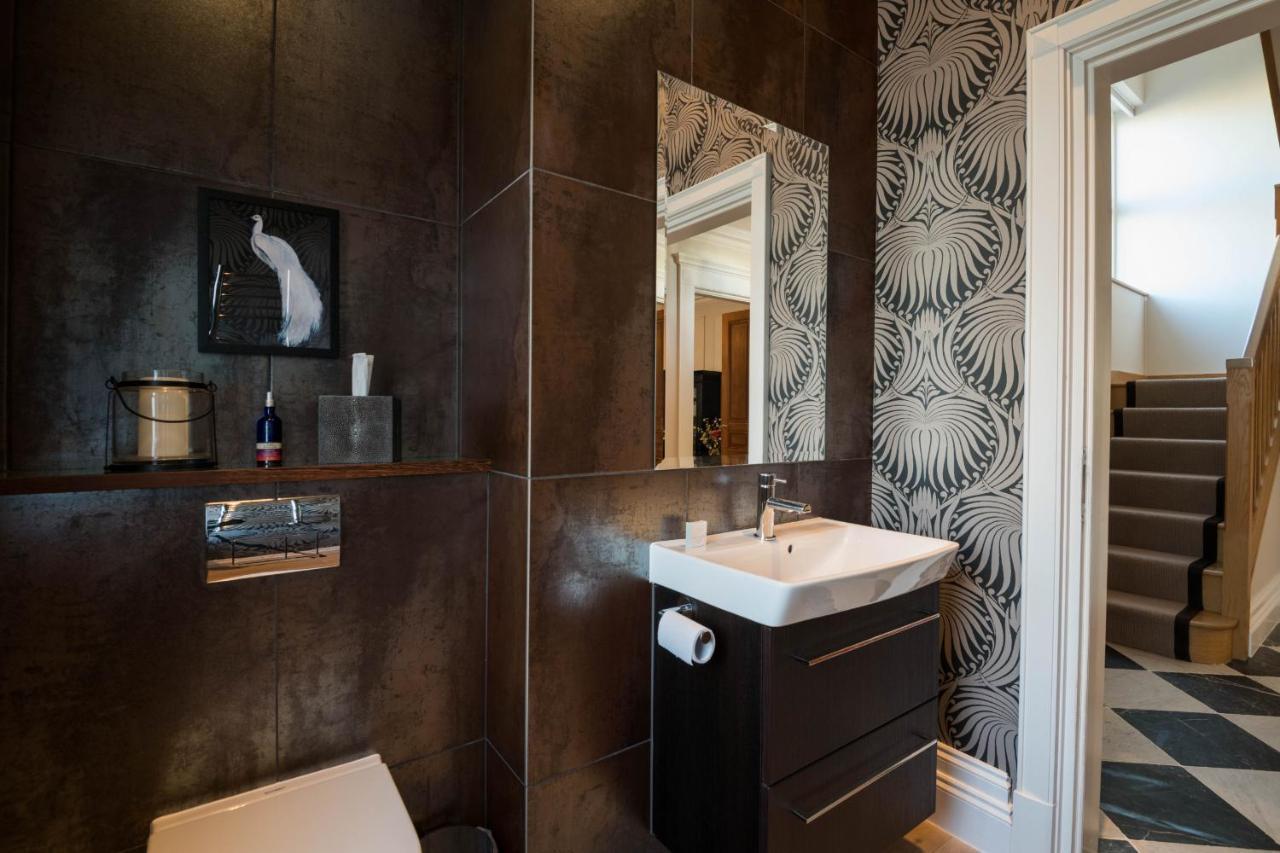 Breathtaking Putney Home With Gorgeous Garden リッチモンド エクステリア 写真