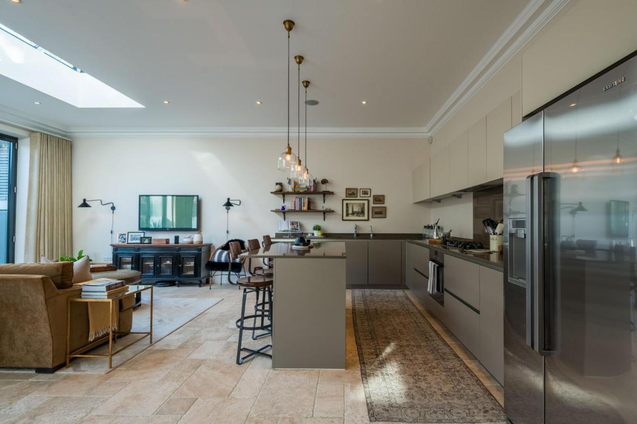 Breathtaking Putney Home With Gorgeous Garden リッチモンド エクステリア 写真