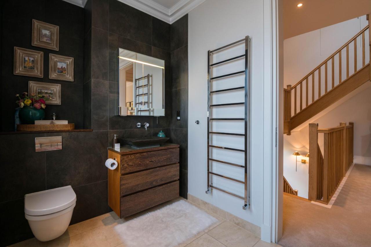 Breathtaking Putney Home With Gorgeous Garden リッチモンド エクステリア 写真