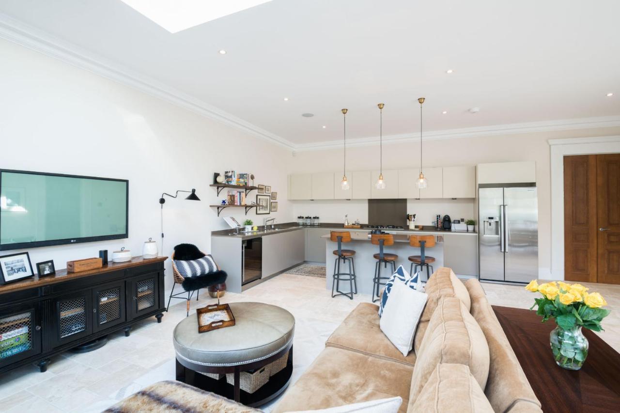Breathtaking Putney Home With Gorgeous Garden リッチモンド エクステリア 写真