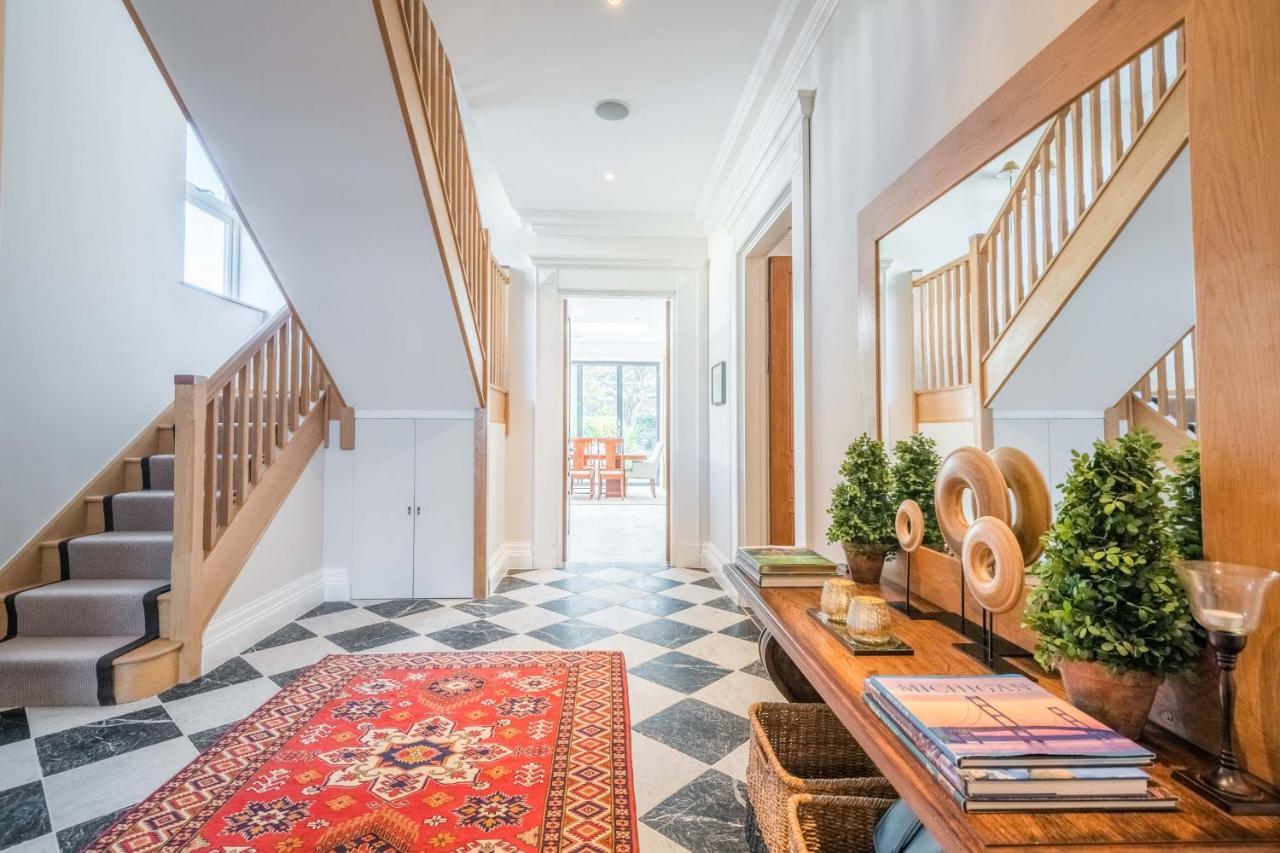Breathtaking Putney Home With Gorgeous Garden リッチモンド エクステリア 写真