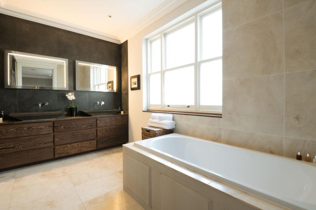 Breathtaking Putney Home With Gorgeous Garden リッチモンド エクステリア 写真